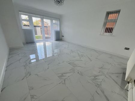 5 bedroom detached house to rent - Photo 2