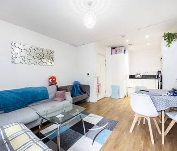 Flat to Rent: Kingfisher Heights, E16 - Photo 1