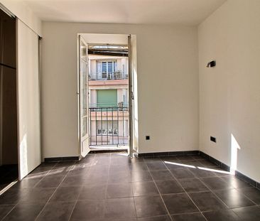 A 100 m du VIEUX-PORT. Dans immeuble ancien, Appartement Type 2 ave... - Photo 2