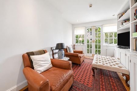 An elegant Grade II listed family home extending to over 3,000 sq ft, with a private garden - Photo 2