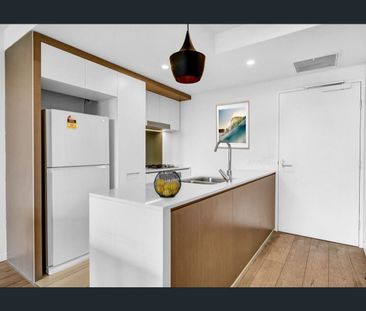 Modern 1-Bedroom Apartment with City and River Views in South Brisbane - Photo 6