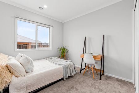 Contemporary Style, Convenient Location - Photo 4