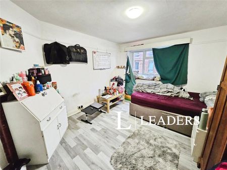 3 bedroom flat to rent - Photo 2