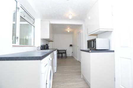 5 bedroom semi-detached house to rent - Photo 4