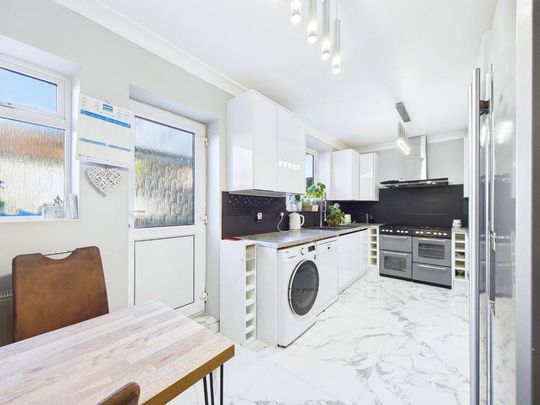 3 bedroom end of terrace house to rent - Photo 1