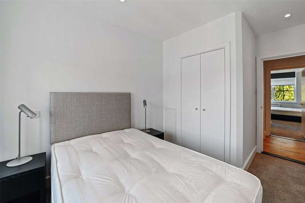 A newly refurbished two bedroom apartment in a convenient City location - Photo 1