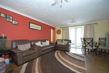 4 bedroom semi-detached house to rent - Photo 2
