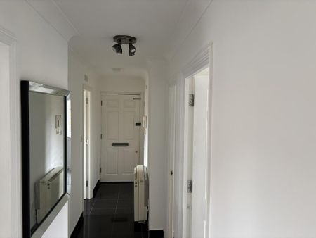 2 bedroom ground floor flat to rent - Photo 2