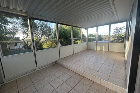 SPACIOUS 4 BEDROOM HOME!! - Photo 2