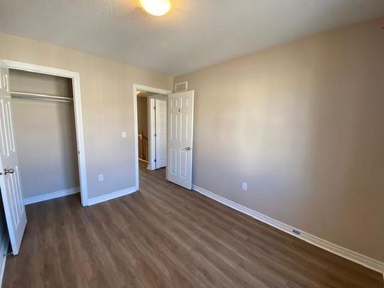 790 Newmarket Lane - 3 bed +Den, 3.5 bath - LEASE NOW FOR A FREE IPAD! - Photo 1