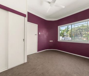 “Functional Family Home with Patio, Garden, and Great Transport Links” - Photo 4