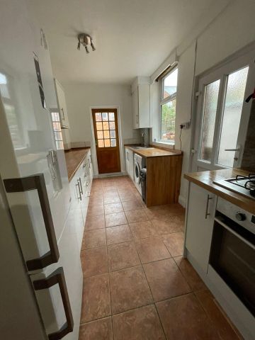 Harrow Road (4 bed) - Photo 2