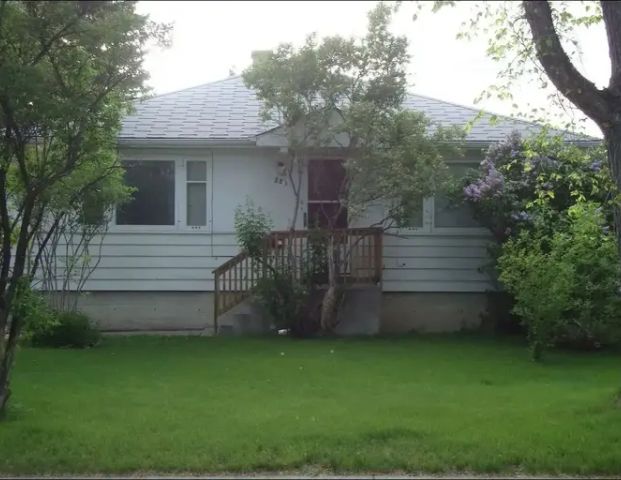 1 Bedroom Basement Suite in Parkdale. Pet Friendly. Singles Only. Utilities incl | Calgary - Photo 1