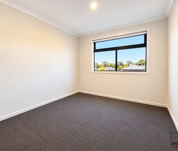 Modern Family Living in South Morang - Photo 2