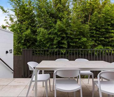 Stunning Townhouse - Photo 1