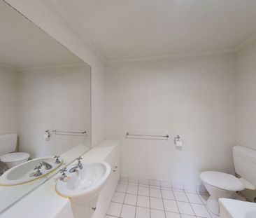 Warehouse Charm Meets City Convenience - Photo 4