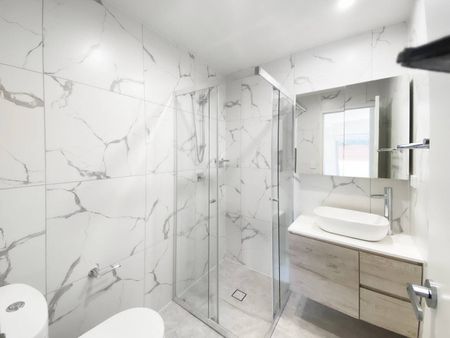 Stunning 3-bedroom, 2-bathroom Apartment - Photo 4