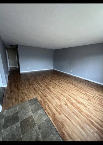 Spacious 2 bed 1 bath main floor suite - Photo 3