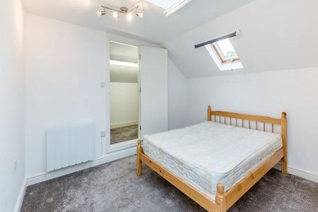 Newly decorated top floor 2 bedroom in a large victorian Building - Photo 4