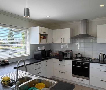 ROLLESTON - 4 BEDROOMS, 2 BATHROOMS, HEATPUMP, DOUBLE GARAGE - Photo 2