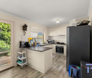 THREE BEDROOM TOWNHOUSE IN KENNINGTON - Photo 6