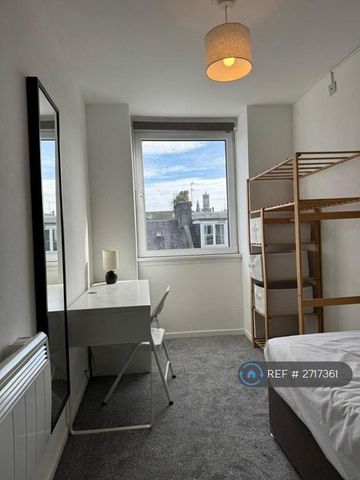 3 bedroom flat to rent - Photo 5