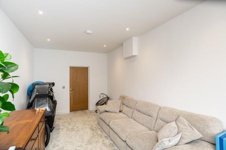 4 bedroom semi-detached house to rent - Photo 2