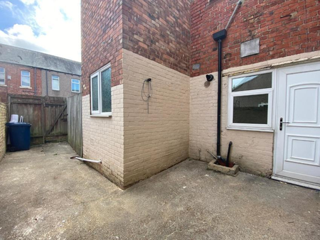 2 bedroom ground floor flat to rent - Photo 4