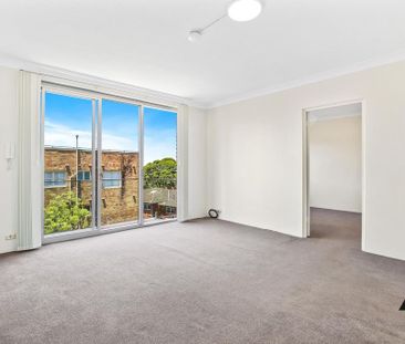 Top floor one bedroom apartment with glimpse of water views - Photo 3