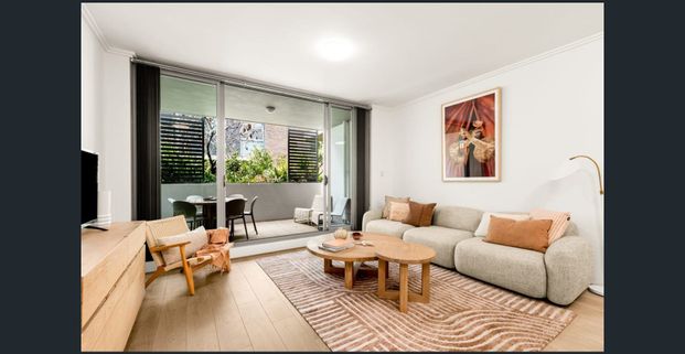 Stylish Dual-Level Apartment in Prime Marrickville Location - Photo 1