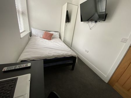 3 bed Apartment for Rent - Photo 3