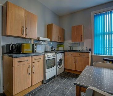1 bedroom in a flat share to rent - Photo 2