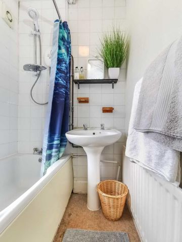 4 bedroom semi-detached house to rent - Photo 5