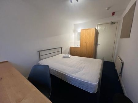 1 bedroom in a house share to rent - Photo 3