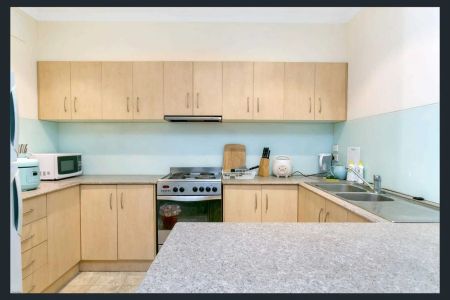 Modern 2-Bed, 2-Bath Apartment in the Heart of the City - Photo 5