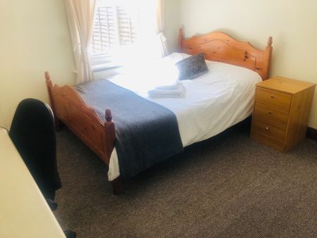 5 Bed Terraced House, Milton Road, SO15 - Photo 3