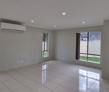 Modern four Bedroom Home in a quiet street - Photo 3