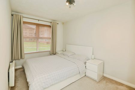 2 Bed Flat, Monmouth Close, W4 - Photo 3