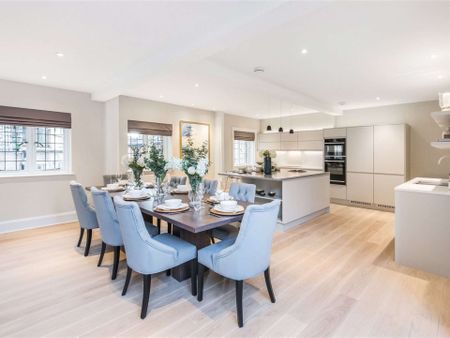 Beautiful interior designed split level apartment with private terrace tucked away in an immaculate period building on Walton Street, moments from the heart of Knightsbridge. - Photo 4