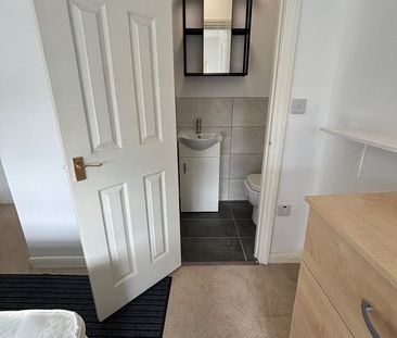 5 Bed Semi-Detached House, Norbury Avenue, CR7 - Photo 3