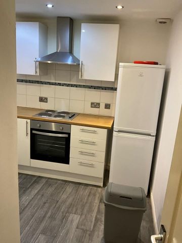 1 Bed Flat, Dickenson Road, M13 - Photo 3