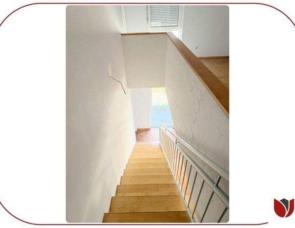 Modernes Wohnhaus in zentraler Lage – 5 Zimmer, Galerie, Garten, Kamin, 2 PKW-Stellplätze - Foto 1