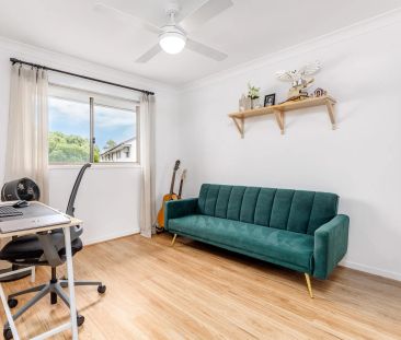 Stylish, 3 Bedroom Spacious Townhouse in sought after North Lakes. - Photo 3