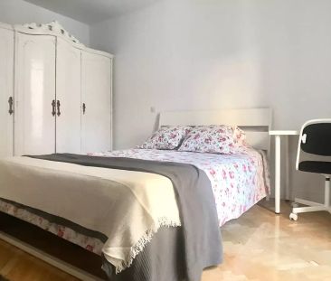 Double bed in Rooms for rent in renovated 6-bedroom apartment in Ma... - Foto 5