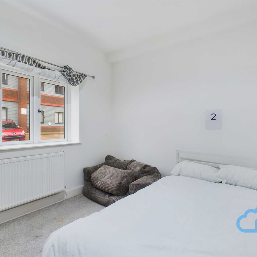 RM2 Cantelupe Road | East Grinstead | RH19 3TT - Photo 1