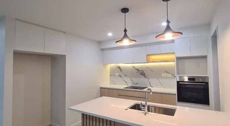 Stunning Four Bedroom Townhouse - Photo 4