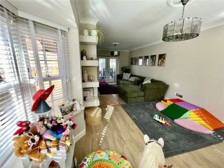 4 bedroom detached house to rent - Photo 2