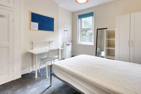 5 bedroom end of terrace house to rent - Photo 4