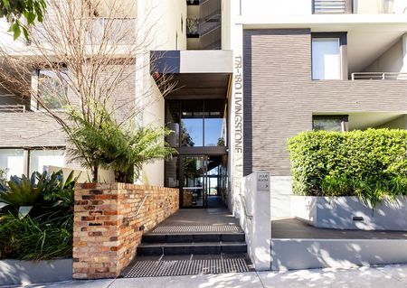 Stylish North-West Facing Apartment with Leafy Outlook - Photo 3