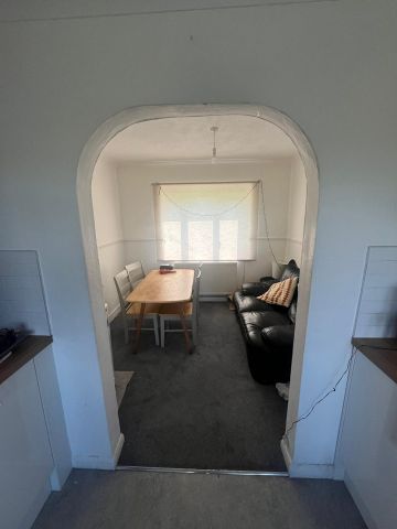 4 Bed Semi-Detached House, Auckland Drive, BN2 - Photo 2